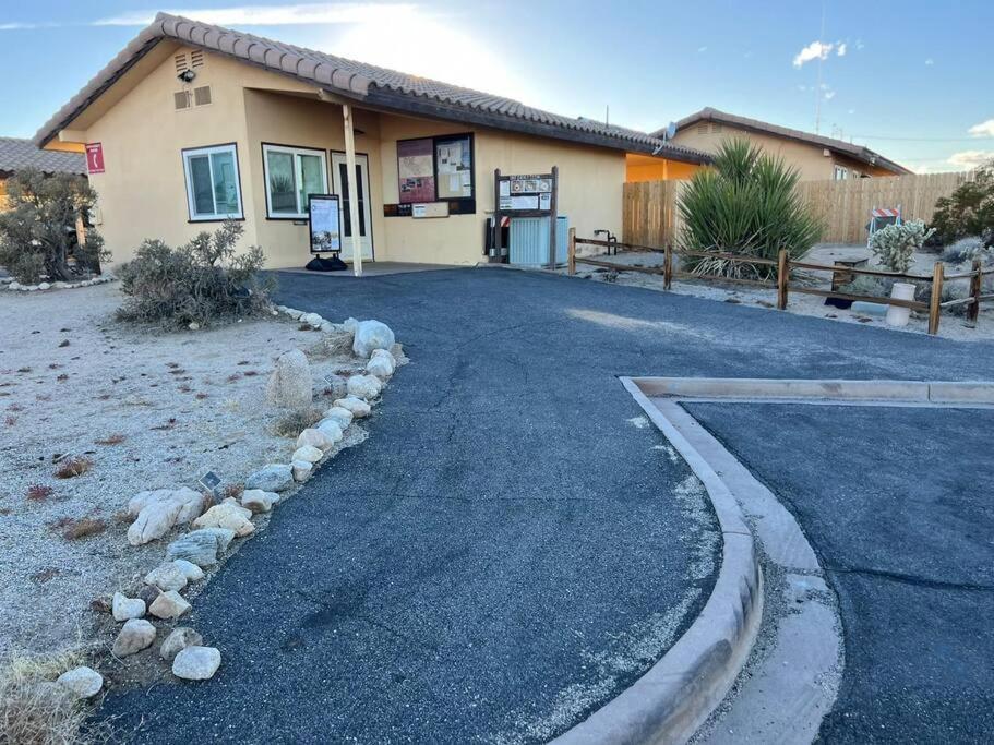 Апартаменты Joshua Tree National Park - Cozy Palms Getaway Туэнтинайн-Палмс Экстерьер фото